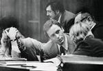 Henrettet. Ted Bundy konfererer med sine forsvarere på den første retsdag 26. juni 1979. Retssagen blev vist på tv. 