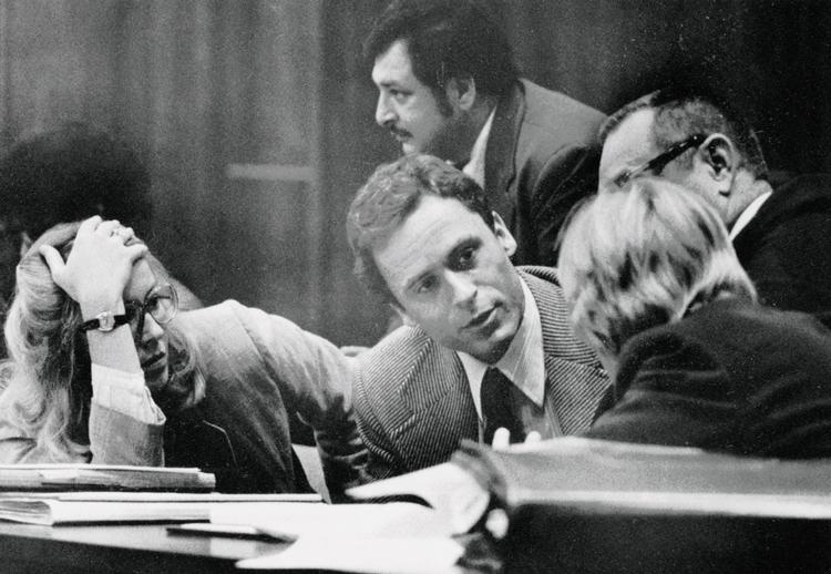 Henrettet. Ted Bundy konfererer med sine forsvarere på den første retsdag 26. juni 1979. Retssagen blev vist på tv. 