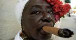 CIGARRYGER. I det centrale Havana pulser en kvinde på en gigantisk cigar. 