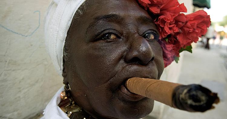CIGARRYGER. I det centrale Havana pulser en kvinde på en gigantisk cigar. 