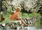 Nangijala. Jonatan og Karl 'Tvebak' Løvehjerte i Olle Helboms filmatisering af Lindgrens fortælling fra 1977. Filmen blev forbudt for børn under 11 i Sverige - dens livtag med døden blev anset for at være for stærk kost for poderne. Først i 1989 blev grænsen sænket til syv år. 