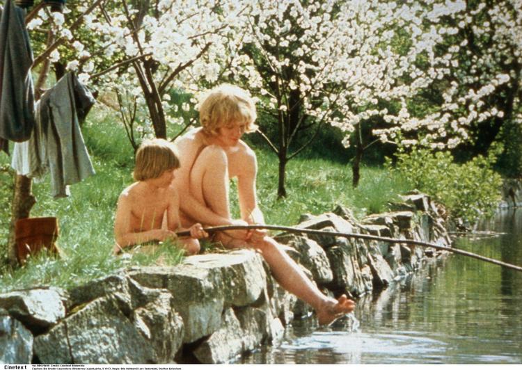 Nangijala. Jonatan og Karl 'Tvebak' Løvehjerte i Olle Helboms filmatisering af Lindgrens fortælling fra 1977. Filmen blev forbudt for børn under 11 i Sverige - dens livtag med døden blev anset for at være for stærk kost for poderne. Først i 1989 blev grænsen sænket til syv år. 