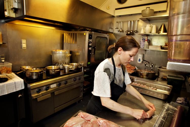 Fornemt. Cottagerne, hvor Anita Klemensen er chef, bliver aldrig den type restauranter, hvor man får en ny serviet, når man har været på toilettet og ikke må tabe gaflen på gulvet. 