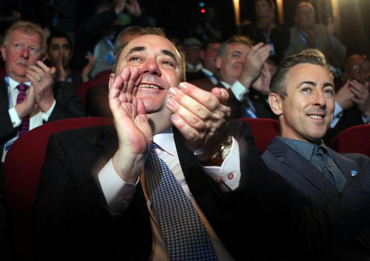 KAMPAGNESTART. Lederen af selvstændighedspartiet SNP, Alex Salmond, klapper ved den officielle indledning af kampagnen for et ja til løsrivelse fra unionen med England, Wales og Nordirland. 