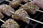 Grill. Brankede bøffer med røget smag indeholder kræftfremkaldende stoffer. Kostekspert Birgitte Escherich giver råd om, hvordan man griller sundere. (Arkivfoto) 