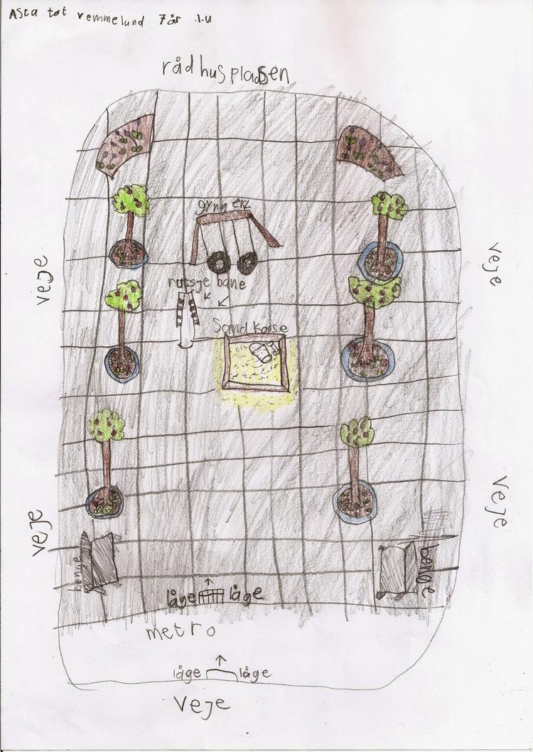 7-årige Asta Tøt Vemmelund mener, at der bør være gynger, rutsjebane og sandkasse midt på pladsen. 