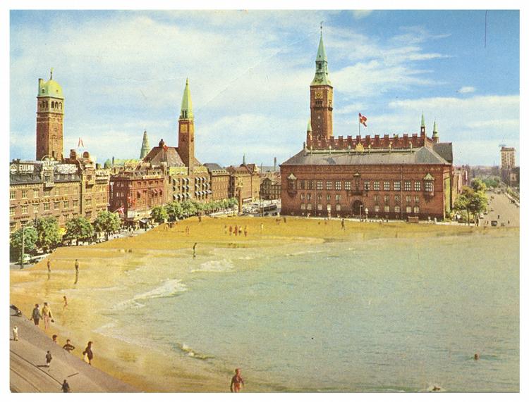 Rådhusstrand. Billedkunstner Rikke Diemer har indsendt dette bud på en alternativ Rådhuspladsen. Et gammelt postkort »til videre fri debat om pladsens indretning«. 