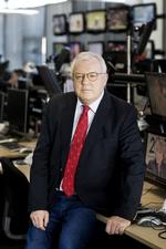 forundring. Hans Engell er meget forundret over POlitkens oplysninger om, at en tidligere journalist på Ekstra Bladet, hvor Engell har været ansvarshavende chefredaktør, angiveligt er dens torspion, som koldkrigsforskeren Thomas Wegener Friis har oplyst om for en måneds tid siden. 