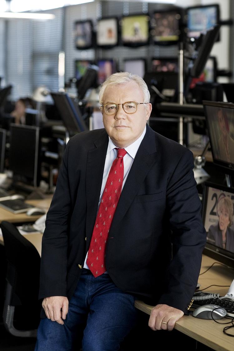 forundring. Hans Engell er meget forundret over POlitkens oplysninger om, at en tidligere journalist på Ekstra Bladet, hvor Engell har været ansvarshavende chefredaktør, angiveligt er dens torspion, som koldkrigsforskeren Thomas Wegener Friis har oplyst om for en måneds tid siden. 