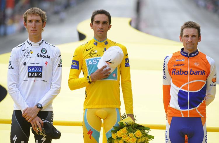 sejrsceremoni. Andy Schleck på sejrspodiet ved Tour de France i 2010. Øverst Alberto Contador og til højre russiske Dennis Menchov. 
