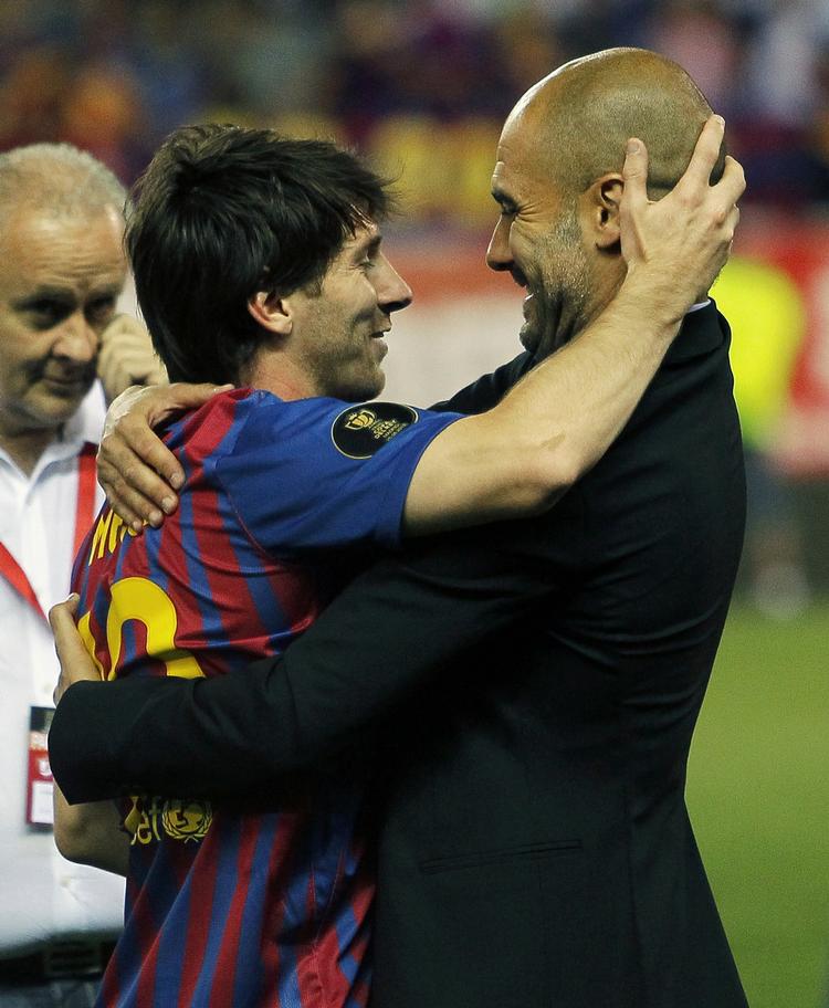 afsked. Messi og Guardiola omfavner hinanden efter deres sidste fælles kamp for Barcelona. Holdet vandt i aftes den spanske pokalfinale. 