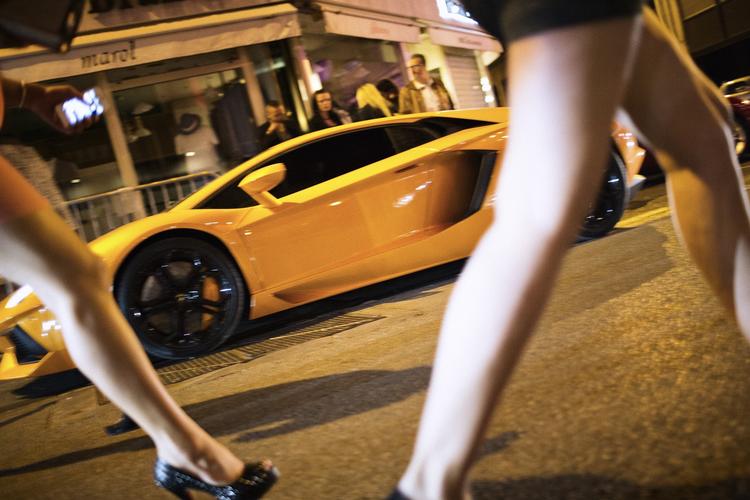 Flash. Downtown Cannes er i ti dage i maj omdannet til et perfekt udstillingsvindue for blandt andet sportsvogne, rigdomme og lange ben. Men man skal ikke langt ned i sidegaderne for at se kontrasterne. 