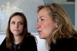 Børnerådsformand Lisbeth Zorning (th.) har besluttet sig for at sige stop, selv om socialminister Karen Hækkerup (S) (tv.) gerne havde set hende fortsætte. 