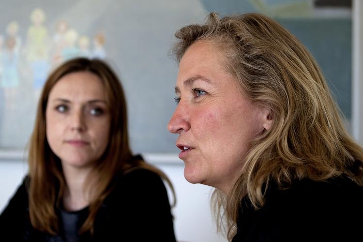Børnerådsformand Lisbeth Zorning (th.) har besluttet sig for at sige stop, selv om socialminister Karen Hækkerup (S) (tv.) gerne havde set hende fortsætte. 
