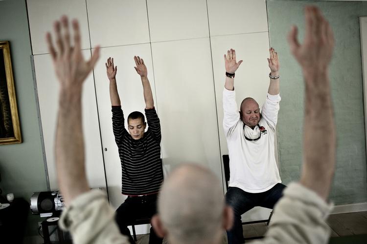 Meditation. Krigsveteraner, der har krigstraumer, har indgået i et nyt banebrydende projekt med meditation, yoga og åndedrætsøvelser. Det hjælper dem til at slappe af, sove om natten og undgå for meget medicin. Forbilledet er et projekt i USA, som har haft store resultater. 