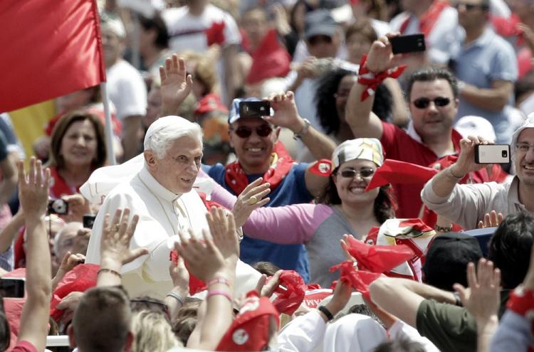 lækageskandale. Paven mødte i dag tilhængere på Peterspladsen. Onsdag blev hans personlige butler anholdt i forbindelse med lækage af hemmelige dokumenter. I dag blev butleren så formelt tiltalt i sagen. Efterforskningen pågår stadig. Nu undersøges det, hvorvidt butleren eventuelt har haft medsammensvorne. 