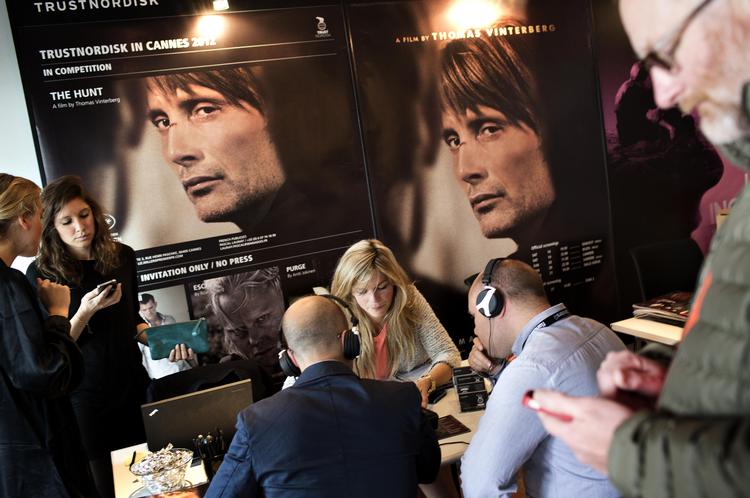 salg. Filmfestivalen i Cannes er mest af alt en gigantisk messe for  filmbranchen. På den danske stand  holder tre sælgere møder hver halve time fra morgen til aften - her Silje Glimsdal, som blandt andet sælger Thomas  Vinterbergs 'Jagten'. 