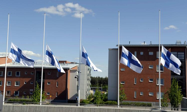 sorg. Flagene er gået på halv i den finske by Hyvinge efter skudepisoden i går, hvor en 18-årig mand dræbte to og sårede syv med et gevær, han havde taget i sine forældres våbenskab. 