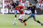 testkamp. Norges Mohammed Abdellaoue (tv) i kamp mod Englands Steven Gerrard under opgøret mellem de to lande i går. 