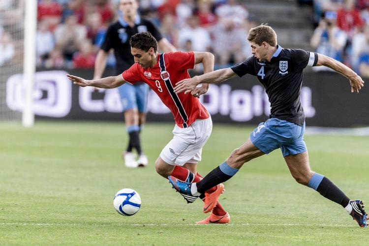 testkamp. Norges Mohammed Abdellaoue (tv) i kamp mod Englands Steven Gerrard under opgøret mellem de to lande i går. 