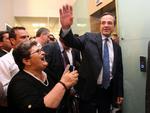føring. Leder for det konservative Nyt Demokrati Antonis Samaras vinker til sine tilhængere i partiets hovedkvarter i Athen. 