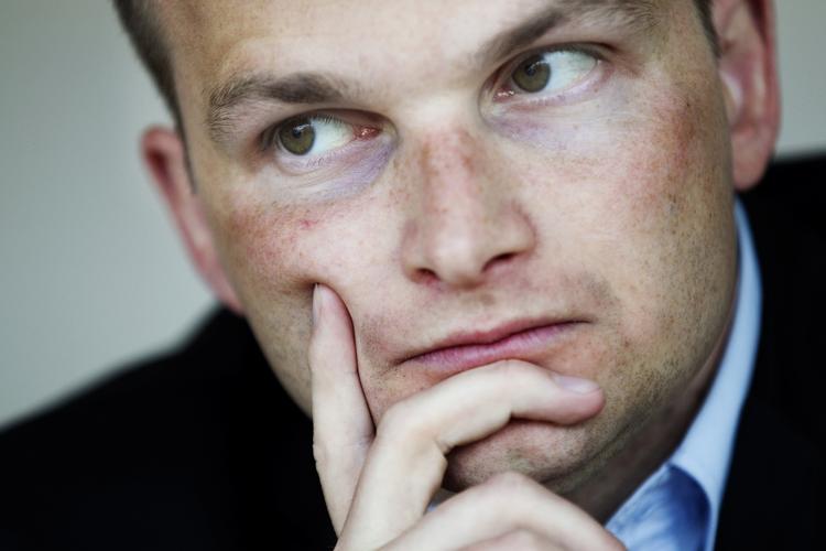 Uenighed. Det har ifølge skatteministeren social balance at skaffe et provenu på tre milliarder fra kontanthjælp, dagpenge og førtidspension. 