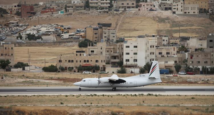 flyvning. Palestinian Airlines sætter for første gang i syv år fly på vingerne. Indbyggerne i Gaza kan nu krydse grænsen til Egypten og flyve til Amman. I den kommende uge åbner desuden en rute til Saudi Arabien. 