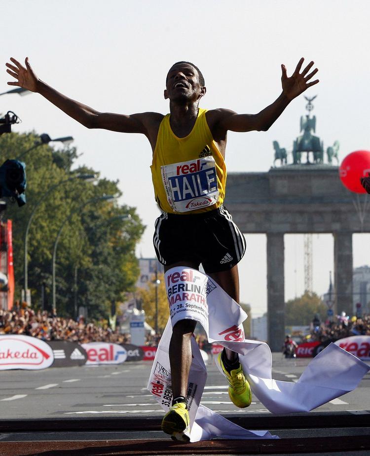 vejet. Den etiopiske atletikstjerne Haile Gebrselassie sætter her verdensrekord på marotondistancen i Berlin 2008. Den løbende legende formåede ikke at kvalificere sig til OL i London. 