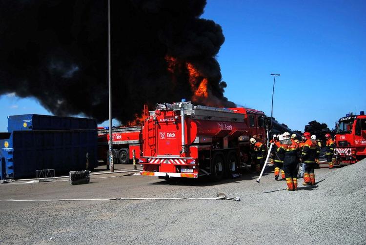 Røgvarsel. Branden udviklede en ret massiv røg, og politiet så sig nødsaget til at bede indbyggerne i udvalgte områder af Holbæk til at holde sig indendøre. 