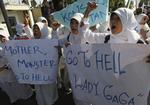 Gaga-protest. Unge kvinde ønsker Lady Gaga til helvede. Islamistiske trusler har i dag fået hende til at droppe en elelrs totaltudsolgt koncert i den indonesiske hovedstad Jakarta 3. juni. 