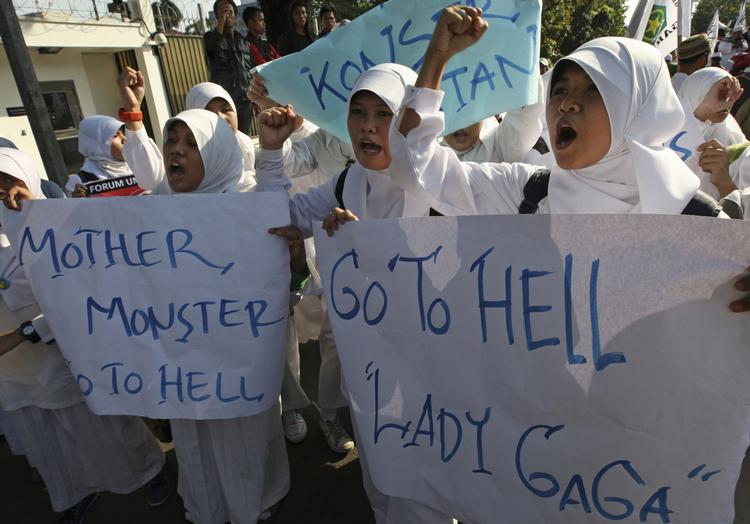 Gaga-protest. Unge kvinde ønsker Lady Gaga til helvede. Islamistiske trusler har i dag fået hende til at droppe en elelrs totaltudsolgt koncert i den indonesiske hovedstad Jakarta 3. juni. 