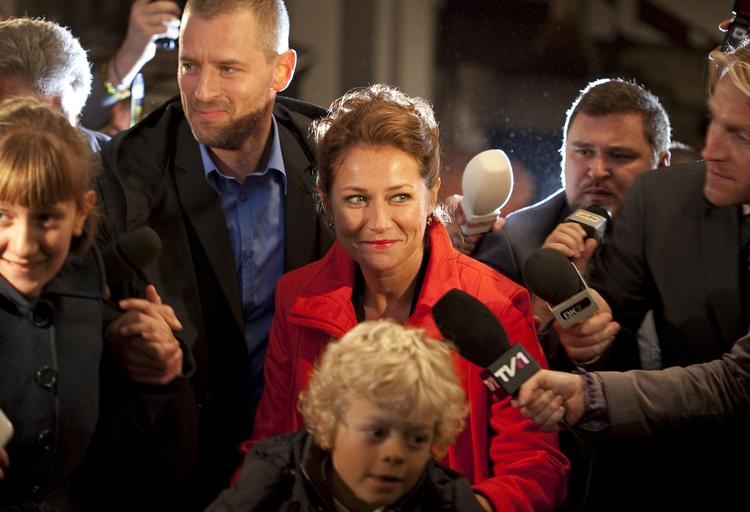 Tv-fest. Danmarks Radio vinder endnu en pris for deres tv-dramatik. Med 'Forbrydelsen' og 'Borgen' har DR brudt lydmuren til de engelske tv-seere. 