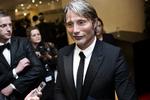 Mikkelsen. Den danske verdensstjerne har haft en hektisk søndag aften i Cannes. Den ender med fest i Zentropa-villaen, inden han kl. 4 mandag morgen flyver tilbage på job i Rumænien. 