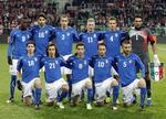 Matchfixer? Domenico Criscito, som blev vækket af italiensk politi i morges, ses i bageste række ved siden af målmand Buffon. 