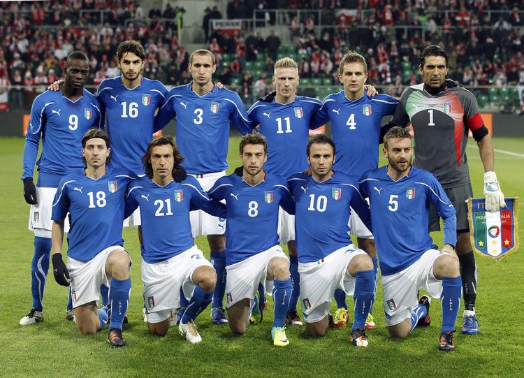 Matchfixer? Domenico Criscito, som blev vækket af italiensk politi i morges, ses i bageste række ved siden af målmand Buffon. 