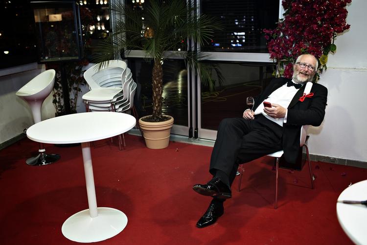 stolt. Peter Aalbæk i højt humør efter aftenens prisshow i Cannes. »Det vildeste er, at Mads Mikkelsen har fået prisen som bedste skuespiller for en karakter, der er en mandlig børnehavepædagog. Det må virke vildt eksotisk ude i resten af verden«, siger han. 