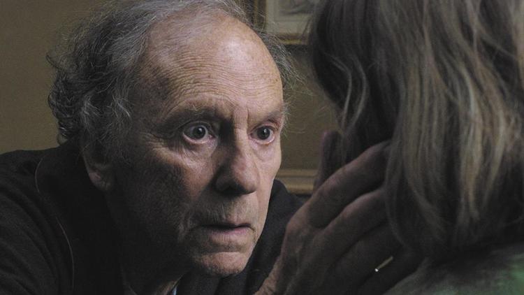 Haneke. Begge hovedrolleindehavere fra Michael Hanekes 'Amour' måtte have støtte for at komme op på scenen i forbindelse med palmeuddelingen i Cannes søndag aften. Her er det 81-årige Jean-Louis Trintignant, der indledte filmkarrieren for 61 år siden. 
