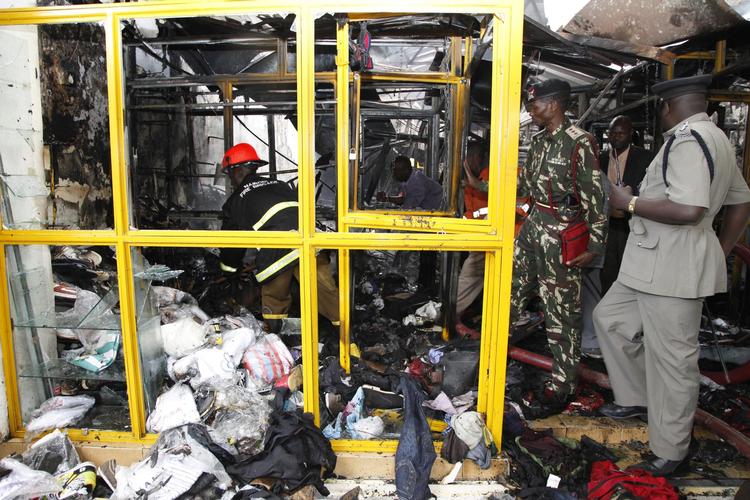 blæst. Vinduer og døre blev blæst ud i det lille butikscenter i Nairobi. Foreløbig meldes om en dræbt og omkring ti sårede. 