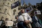 Anti-krigsdemonstranter foran Londons Royal Courts of Justice på Strand i den centrale del af byen. 