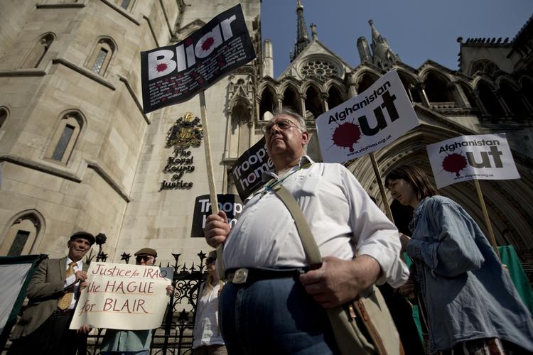 Anti-krigsdemonstranter foran Londons Royal Courts of Justice på Strand i den centrale del af byen. 