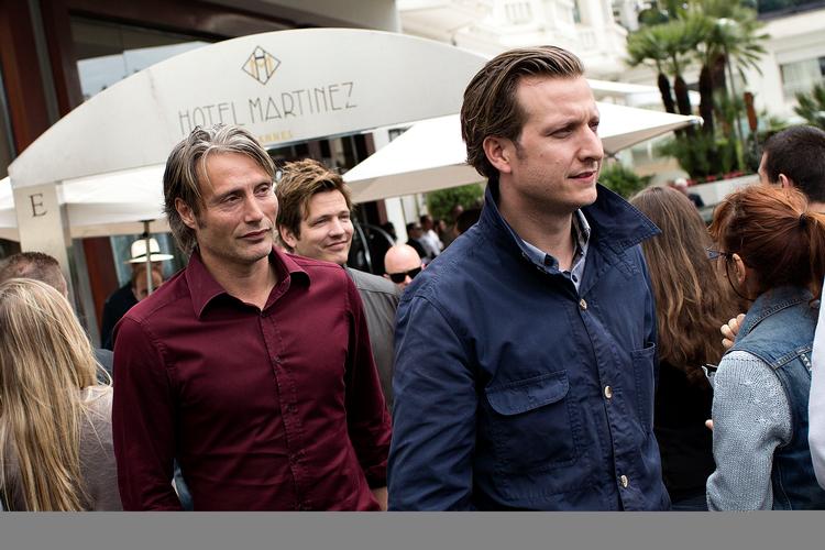 Lindholm. Tobias Lindholm på gaden i Cannes med Mads Mikkelsen og Thomas Vinterberg på slæb. 