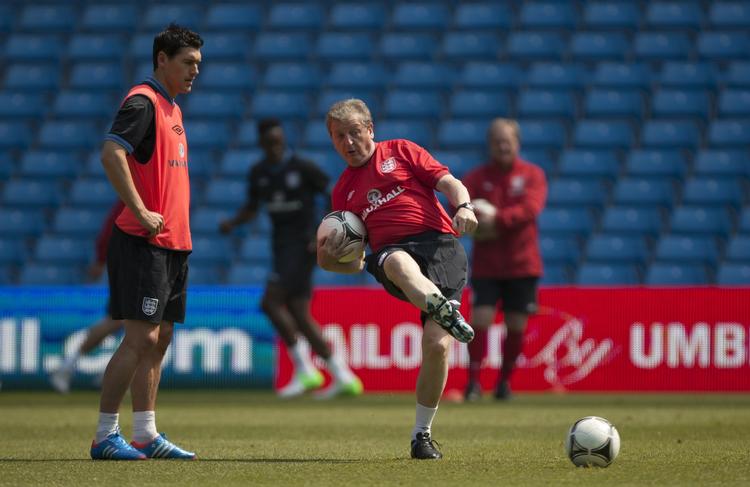 SKADET. Sådan min ven, men nej, Gareth Barry (tv.) kommer ikke til at modtage flere instruktioner fra landstræner Roy Hodgson i denne omgang. 