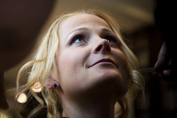 Priser. Mads Mikkkelsen var ikke den eneste dansker, der fik en pris i Cannes i går. Filmfotograf Charlotte Bruus Christensen fik en teknisk 'Vulcain'-pris for sit arbejde med 'Jagten'. 