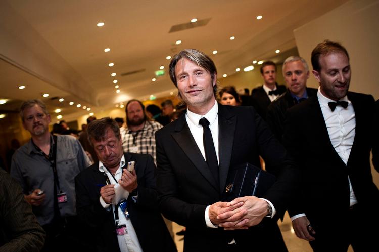 den bedste. Mads Mikkelsen forlader søndag aften salen med trofæet  i armene skarpt forfulgt af pressens gentlemen. 