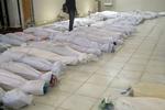 massedrab. Ligene efter de, siger oplysningerrne, 108 mennesker - heraf 49 børn - som blev dræbt i den syriske by Houla. 