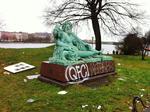 HÆRVÆRK. Graffiti på statue ved Dronning Louises Bro i København. 