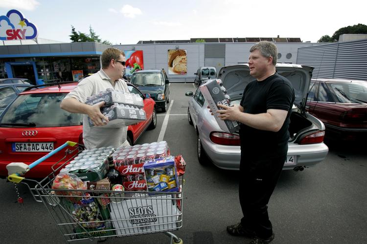 Grænsehandel. Indkøbet af øl og sodavand syd fior grænsen er langt større end Skat hidtil har antaget. 