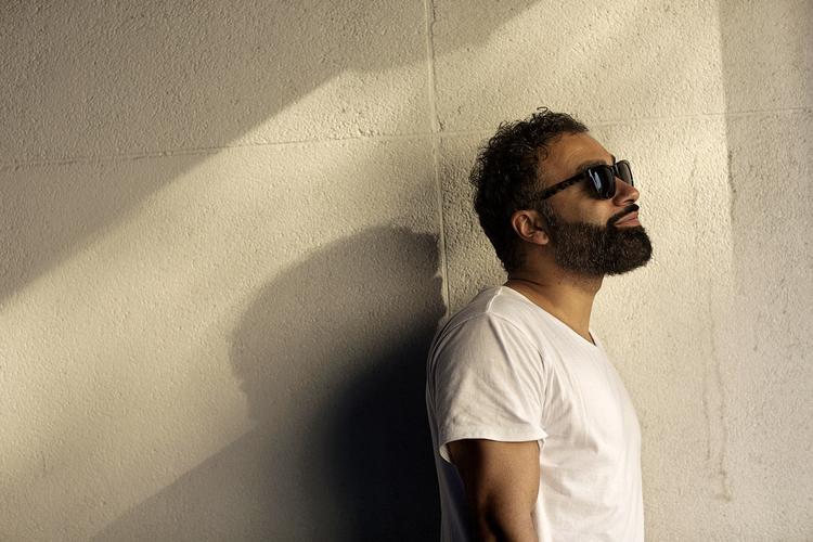Erfaringer. Skuespilleren Ali Kazim fastslår, at det langtfra er første gang, man hører om filmfolk, der har berøringsangst over for filmprojekter med mange minoritetsskuespillere. 