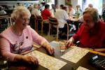 Indkomstfald. Folkepensionen bliver beskåret - men kun de rigeste kommer til at mærke det. (arkivfoto) 