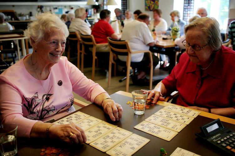 Indkomstfald. Folkepensionen bliver beskåret - men kun de rigeste kommer til at mærke det. (arkivfoto) 